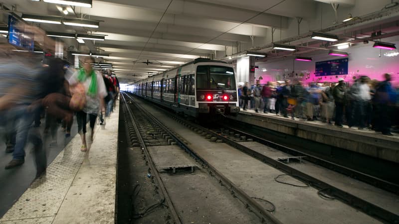 Le trafic a été interrompu après le signalement d'un dégagement de fumée.