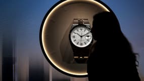Un visiteur devant une grande réplique d'une nouvelle montre présentée par le fabricant suisse Rolex lors du salon "Watches and Wonders Geneva", le 1er avril 2025 à Genève (photo d'illustration).