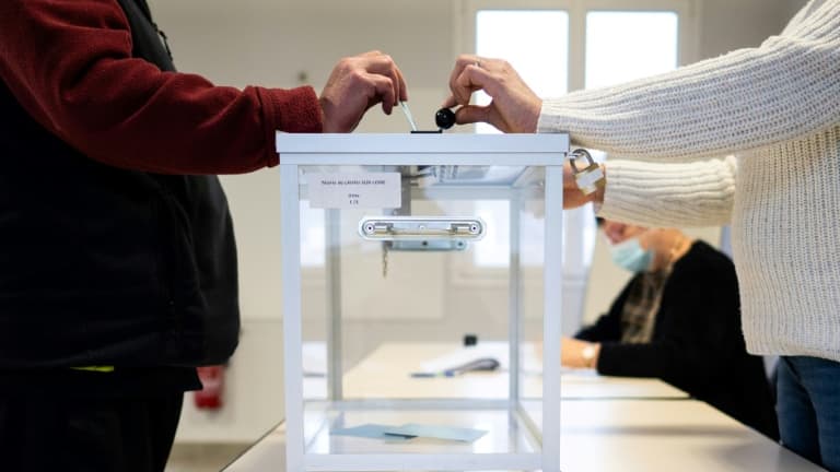 Des personnes votent (photo d'illustration)