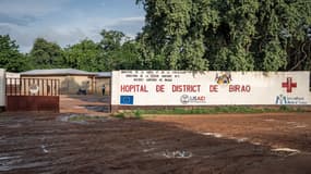Vue générale de l'entrée de l'hôpital principal de Birao en Centrafrique, le 10 août 2024. Photo d'illustration