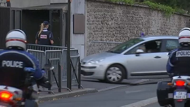 Entrée du convoi qui a transféré dimanche Yassin Salhi dans les locaux de l'antiterrorisme, près de Paris.