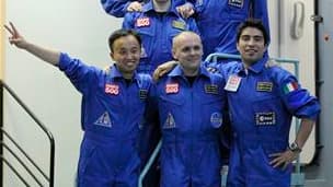 Les six participants au programme Mars 500, dont le Français Romain Charles (en haut à droite), qui vont vivre 520 jours d'isolement dans un module installé à Moscou, afin de simuler un voyage aller-retour sur la planète Mars. /Photo prise le 3 juin 2010/