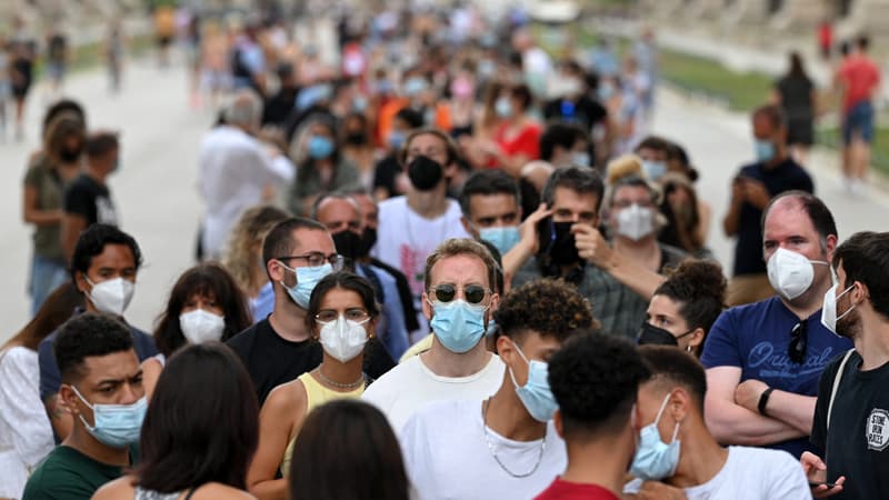 Une file d'attente pour se faire vacciner, à Barcelone, le 7 juillet 2021.