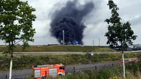 Incendie sur un site de traitement des déchets opéré par Currenta dans le parc industriel Chempark, à Leverkusen en Allemagne, le 27 juillet 2021