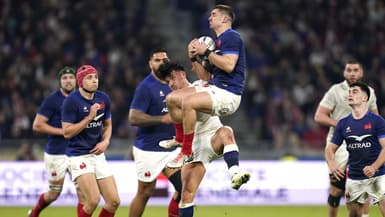 Marcus Smith et Thomas Ramos pendant un duel aérien lors de France-Angleterre dans le Tournoi des 6 Nations, le 16 mars 2024