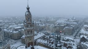 Vue aérienne de Lille sous la neige, le 17 janvier 2024 dans le Nord.