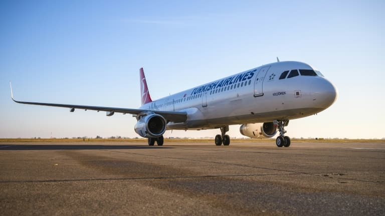 Un Airbus A321 de la compagnie Turkish Airlines sur tarmac de l'aéroport de Belgrade, le 21 février 2021