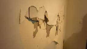 Le mur dégradé de l'appartement d'Enzo, une victime du marchand de sommeil à Marseille