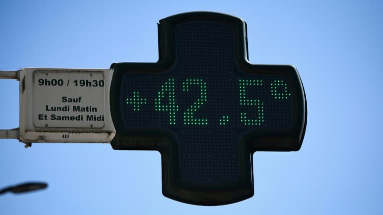 La température s'affiche sur l'enseigne d'une pharmacie à Toulouse le 17 juillet 2022 (photo d'illustration).