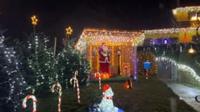 Pour Noël, un Alsacien a décoré sa maison de plus de 61.000 leds à Wintzenbach.