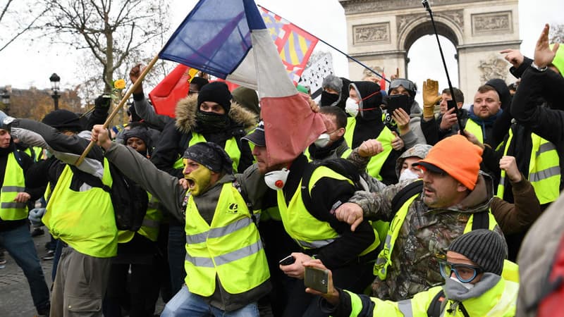 Des manifestants vêtus du gilet jaune, le 8 décembre 2018 à Paris.