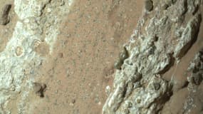 Un rocher rougeâtre surnommé "Cheyava Falls" dans le cratère Jezero de Mars le 18 juillet 2024, sur une image capturée par le rover Persévérance de la NASA.