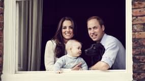 Le prince George pose aux côtés de ses parents William et Kate ainsi que de leur chien Lupo, à la fenêtre de leur résidence de Kensington Palace dans une photo publiée dimanche.