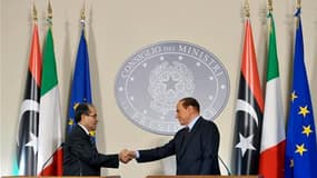 Mahmoud Djibril, Premier ministre du Conseil national de transition libyen (à gauche), jeudi à Milan lors d'une conférence de presse avec le président du Conseil italien Silvio Berlusconi. Le numéro deux du gouvernement rebelle en Libye a souligné à cette