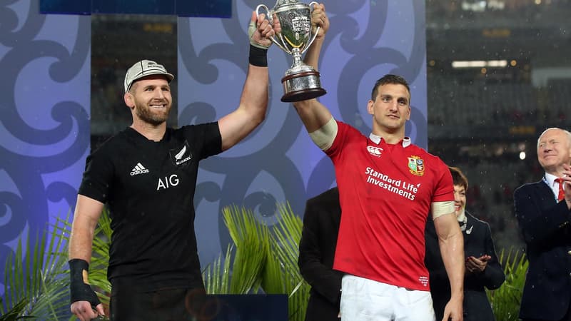 Les deux capitaines partagent le trophée