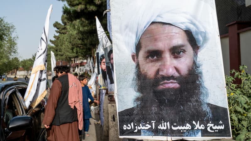 Une affiche du chef suprême des talibans, Hibatullah Akhundzada, est visible le long d'une route à Kaboul le 14 août 2023.