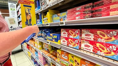 Une cliente pousse son chariot dans l'allée d'un supermarché à Lens, dans le nord de la France, le 11 juillet 2023.