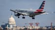Un avion de la compagnie American Airlines arrivant à l'aéroport Ronald Reagan de Washington 