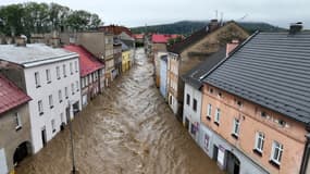 Une rue inondée avec le passage de la tempête Boris à Glucholazy en Pologne, le 15 septembre 2024
