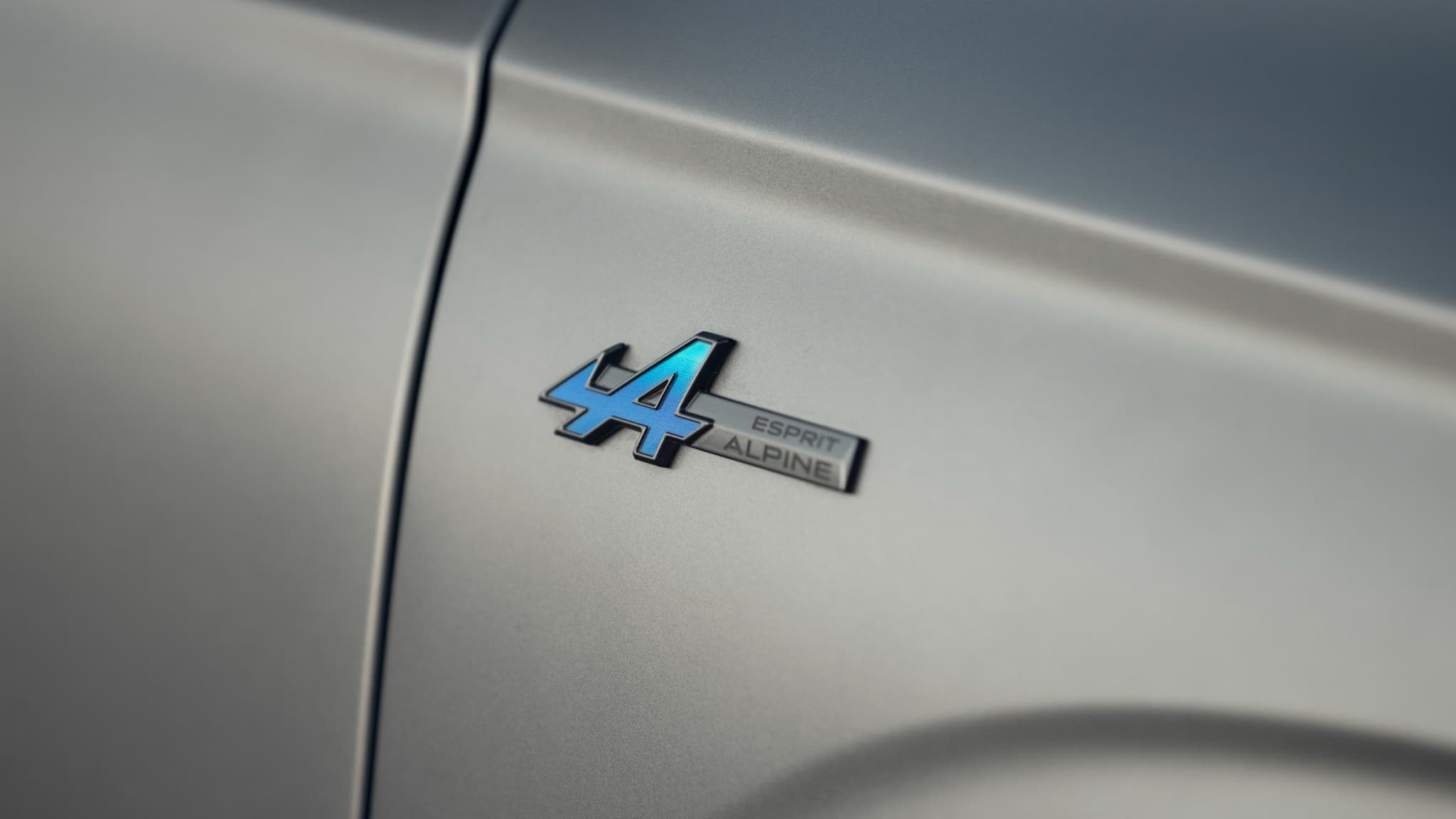 L'Austral est le premier modèle de la gamme Renault à afficher la griffe Esprit Alpine. L'Austral est le premier modèle de la gamme Renault à afficher la griffe Esprit Alpine.