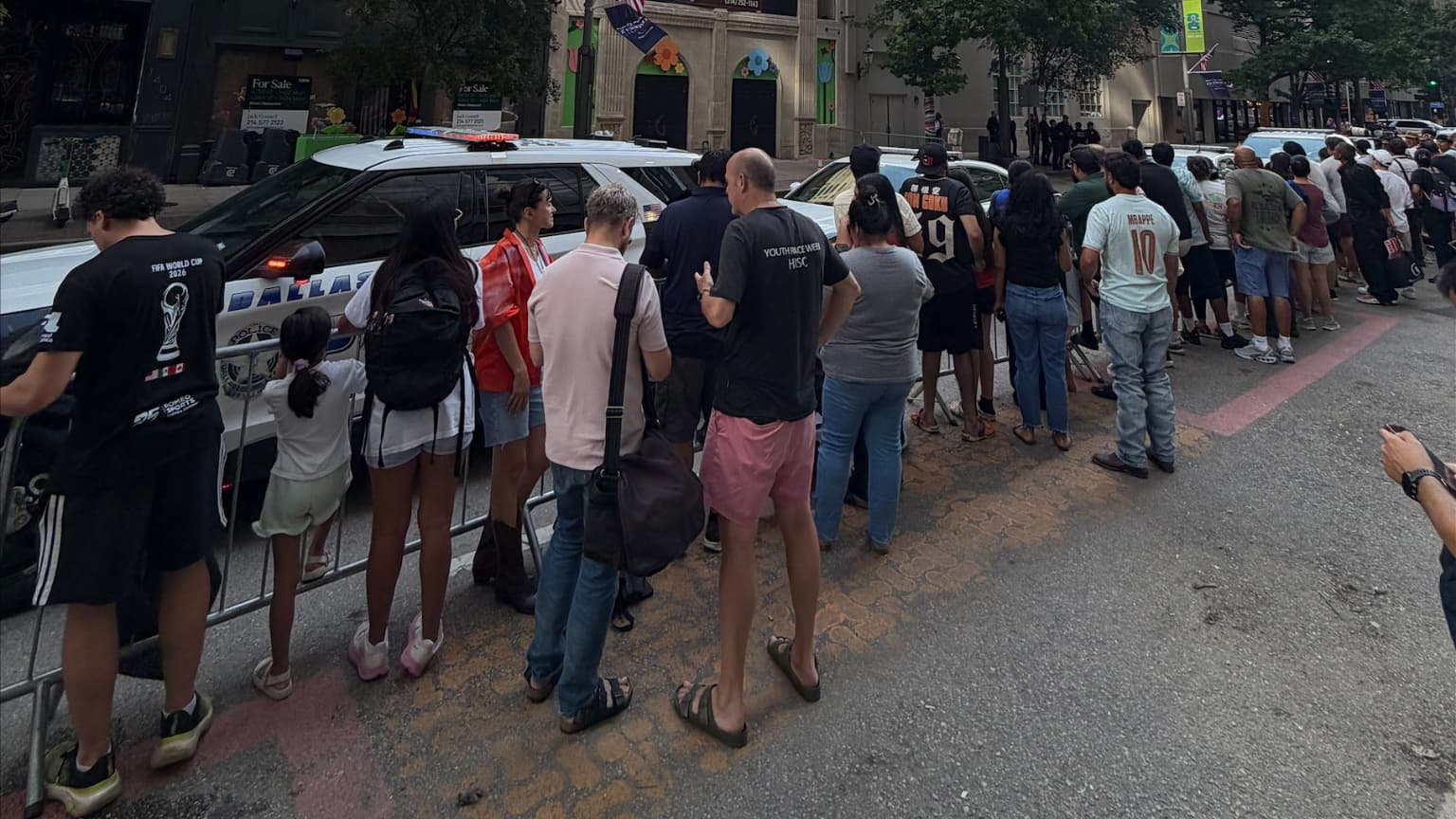 La foule qui attend des Bleus devant leur hôtel à Dallas, 12 juillet 2026