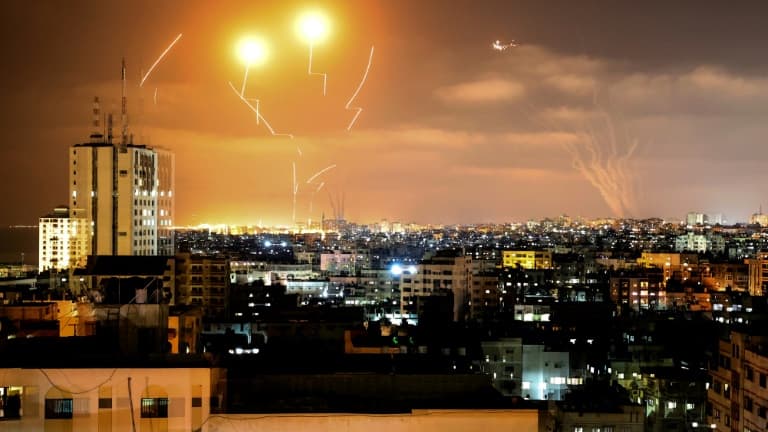 Des roquettes tirées vers Israël depuis la bande de Gaza sont interceptées par le bouclier antimissile "Dôme de fer" le 10 mai 2021.