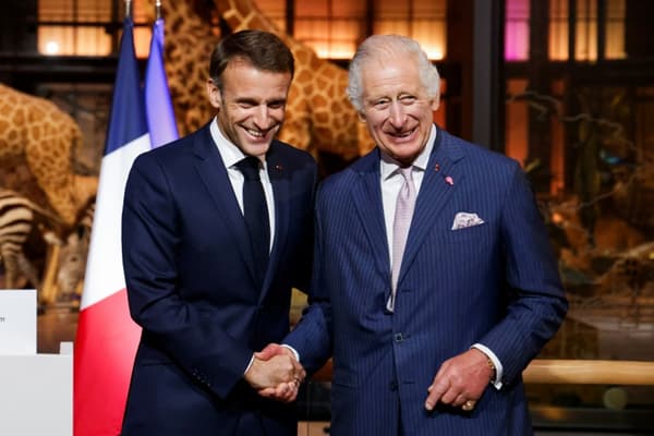 Le roi Charles III (d) et le président Emmanuel Macron au museum d'Histoire naturelle à Paris, le 21 septembre 2023