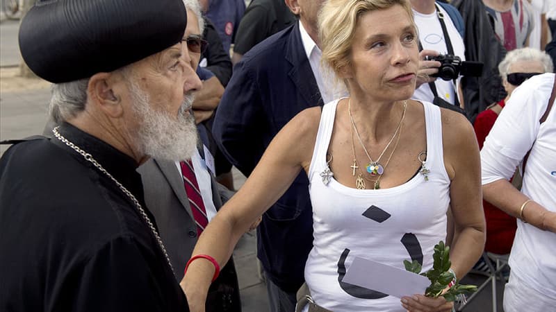 Virginie Tellene (Frigite Barjot) arbore un tee-shirt blanc agrémenté d'un grand "noûn" noir, cette lettre devenue le symbole de la solidarité avec les chrétiens d'Irak.