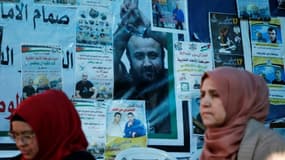 Des palestiniennes passent devant une affiche de Marwan Barghouthi à Ramallah, le 24 avril 2017