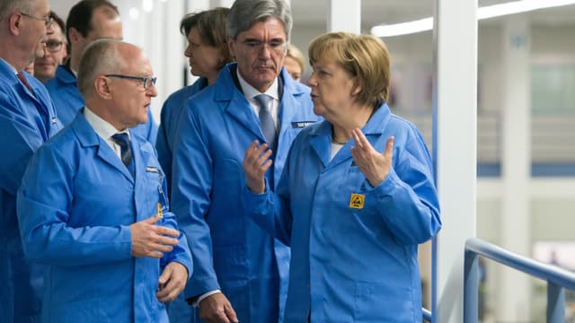 Une visite d'Angela Merkel dans les locaux de Siemens à Amberg