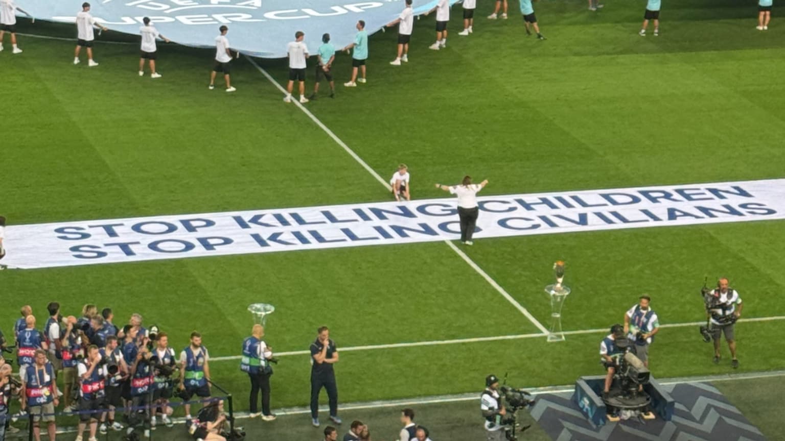 La banderole des enfants réfugiés avant PSG-Tottenham La banderole des enfants réfugiés avant PSG-Tottenham