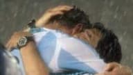 Le sélectionneur argentin est tombé dans les bras de son attaquant Martin Palermo, buteur "miracle" dans les arrêts de jeu hier face au Pérou (2-1).