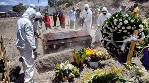Enterrement d'une personne morte du Covid-19 au cimetière municipal de  Valle de Chalco, banlieue de Mexico, le 4 juin 2020