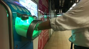 Une machine de désinfection des mains est testée à Lyon.