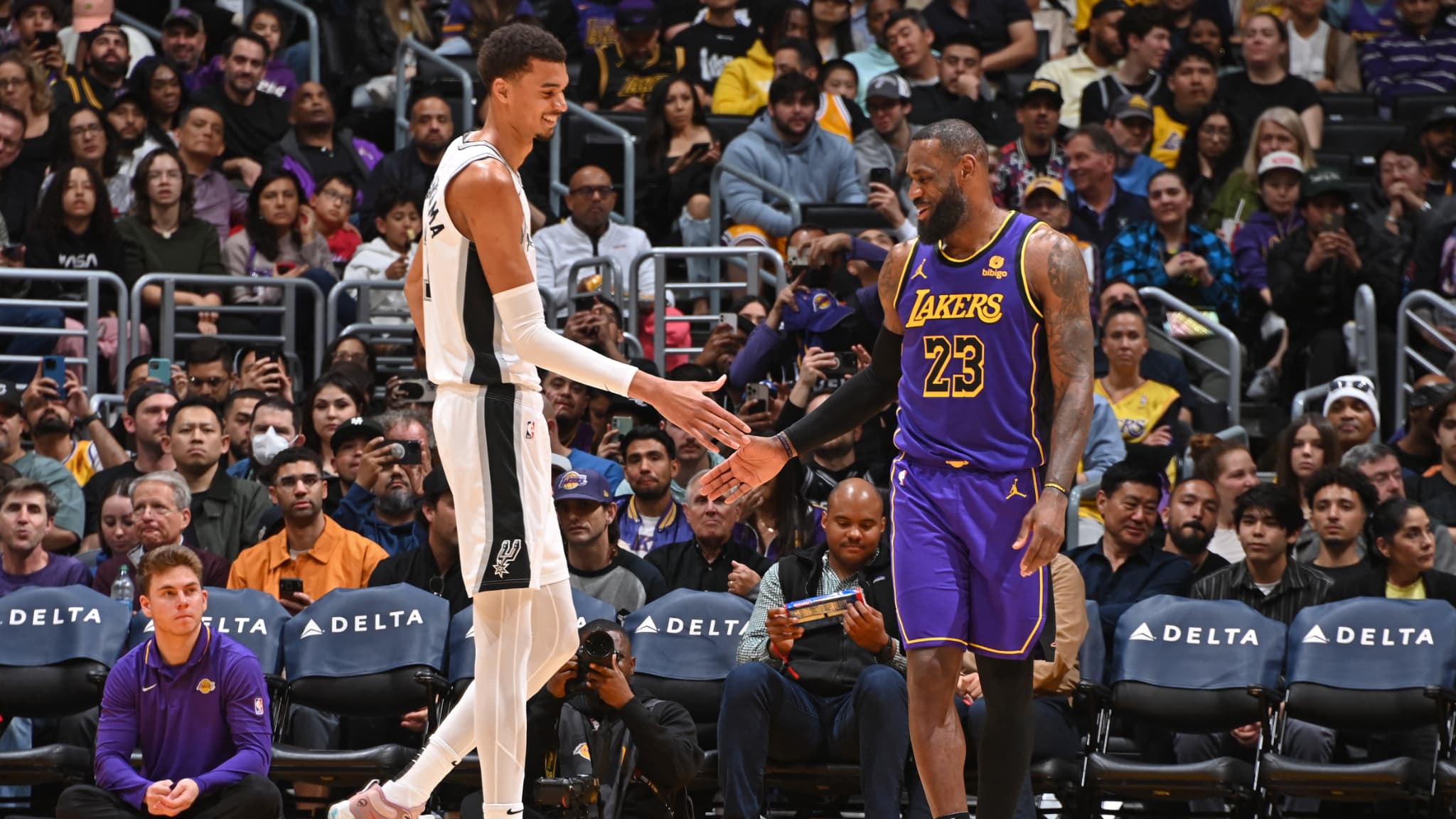 Victor Wembanyama et LeBron James après le five by five du Français contre les Lakers, le 24/02/2024