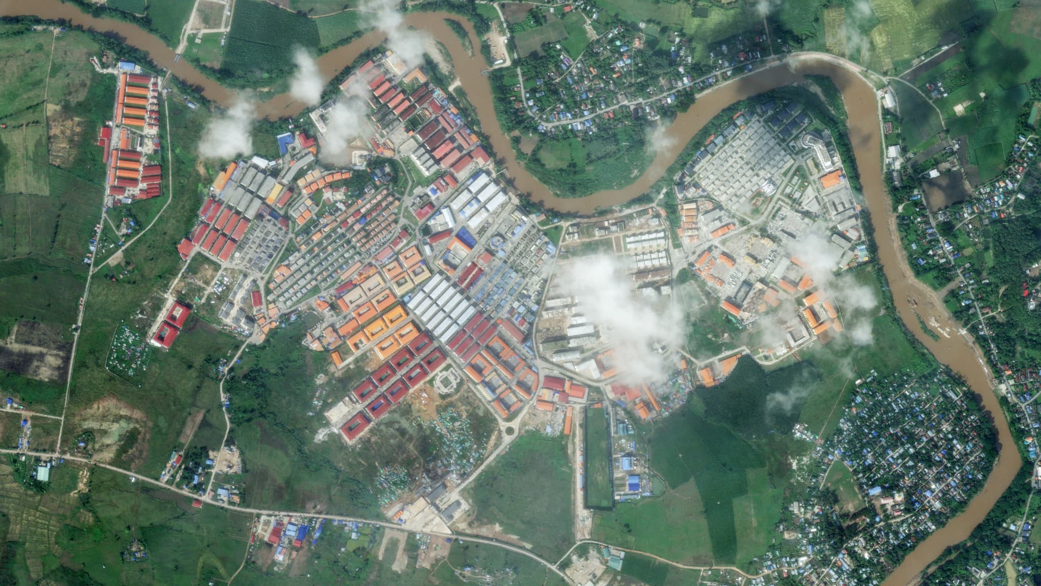 L'analyse d'images satellites du KK Park, l'un des centres d'escroquerie les plus médiatisés des régions frontalières faiblement gouvernées de la Birmanie, déchirée par la guerre, a montré des dégâts récents sur une centaine de bâtiments L'analyse d'images satellites du KK Park, l'un des centres d'escroquerie les plus médiatisés des régions frontalières faiblement gouvernées de la Birmanie, déchirée par la guerre, a montré des dégâts récents sur une centaine de bâtiments
