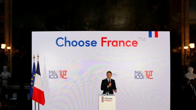 Le président français Emmanuel Macron prononce un discours lors de l'édition 2024 du sommet Choose France, le 13 mai 2024 à Versailles (Yvelines)