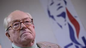 Jean-Marie Le Pen répond aux journalistes à Nanterre le 23 mazrs 2014