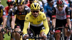 Julian Alaphilippe en jaune sur le Tour de France en direction du Mûr de Bretagne, le 27 juin 2021 