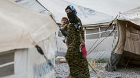 Une réfugiée irakienne et son enfant dans le camp de Hasancham, le 10 juin 2017