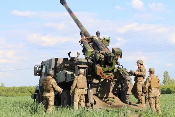 Un canon Caesar envoyé par Paris aux forces ukrainiennes, posté le 28 mai 2022