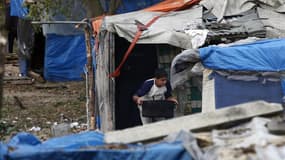 Camp de sans-papiers près de Calais. Le Parlement français a définitivement adopté jeudi le projet de loi sur le séjour des étrangers en France qui prévoit notamment de remplacer la garde à vue pour les sans-papiers par une retenue pouvant aller jusqu'à 1