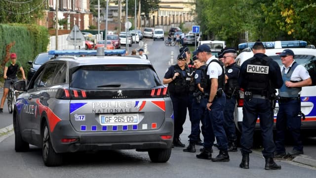 Des policiers devant le domicile de l'imam marocain Hassan Iquioussen à Lourches, dans le Nord, le 30 août 2022