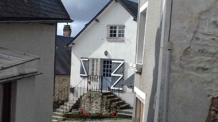 Une rue de Faux-la-Montagne dans la Creuse.