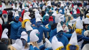 Des personnes déguisées en Schtroumpfs, le 25 mars 2023, à Landerneau, dans le Finistère.