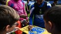 Les joueurs de Sochaux signent le drapeau d'un jeune supporter à l'issue d'un entraînement, le 2 août 2023