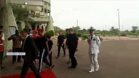 Les images des deux ex-otages français entrant au palais présidentiel de Ouagadougou
