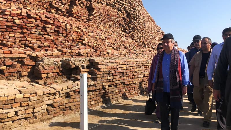Le Secrétaire général des Nations Unies, Antonio Guterres traverse le site archéologique de Mohenjo Daro, classé au patrimoine mondial de l'UNESCO, endommagé par les eaux de crue dans la province du Sindh, le 10 septembre 2022. 