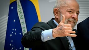 Le président brésilien Luiz Inacio Lula da Silva fait un signe shaka lors d'une visite au siège de l'Organisation internationale de police criminelle Interpol dans le cadre de sa visite d'État en France, à Lyon, dans l'est de la France, le 9 juin 2025.