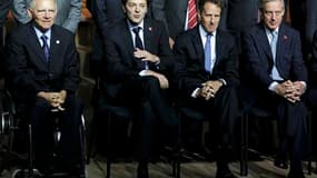 François Baroin entouré de ses homologues allemand Wolfgang Schäuble (à gauche) et américain Timothy Geithner, et du gouverneur de la Banque de France Christian Noyer (à droite). Le G20 s'est engagé samedi à soutenir et rééquilibrer l'économie mondiale, a